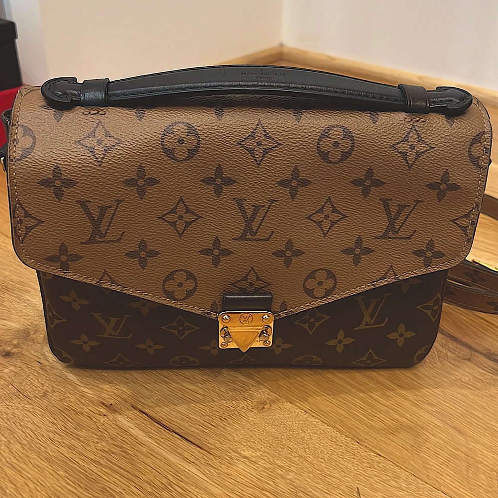 Louis Vuitton
Brown Reverse Monogram Coated Canvas Pochette Métis Gold Hardware,